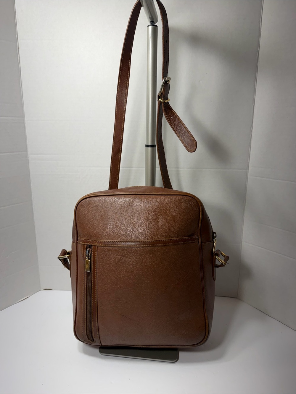 VINTAGE GUCCI Brown Leather Crossbody Bag - Classic Everyday Carry